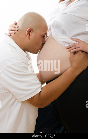 Süße lateinamerikanische pregrant paar Stockfoto