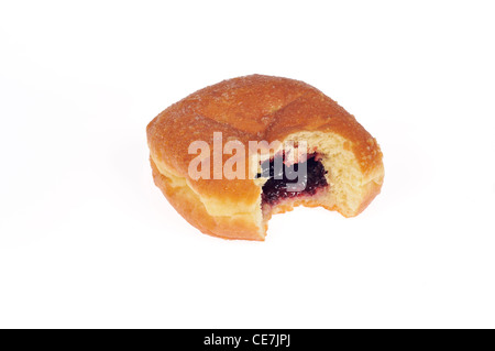 Einzelne Gelee-gefüllte Krapfen mit Bissen aus ihm heraus auf weißem Hintergrund Ausschnitt genommen Stockfoto