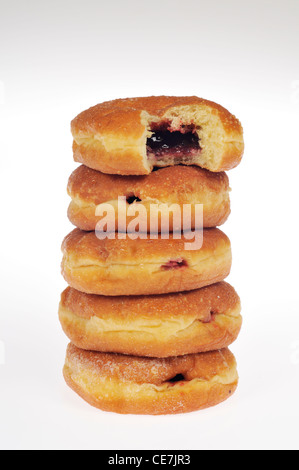 Stapel von Krapfen mit Bissen von oben Donut auf weißem Hintergrund Ausschnitt genommen. Stockfoto