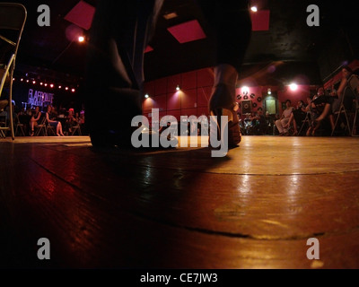 Wettbewerbsfähige Tango-Tänzer zu beginnen, an einer Milonga in San Telmo, Buenos Aires, Argentinien. Weder Herr PR Stockfoto