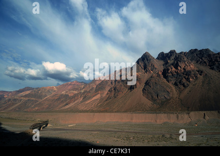 Brücke über den Rio Mendoza, nahe der chilenischen Grenze westlich von Uspallata, Mendoza, Argentinien Stockfoto