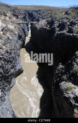 Rio Grande fließt durch den Canyon durchschneiden vulkanischen Basalt, am Rande des Parque Nacional Payunia, Mendoza, Argentinien. Kein Herr Stockfoto