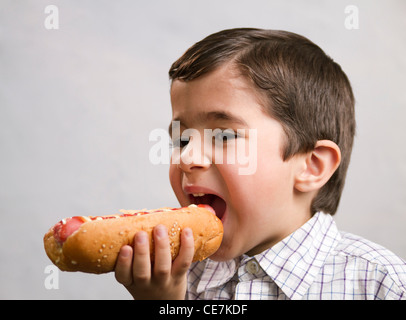 Junge, einen Hot Dog Essen Stockfoto