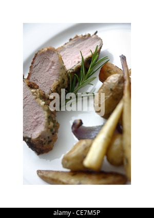 Slow Roasted Pork Chop mit Fenchel und Knoblauch Kartoffeln Stockfoto