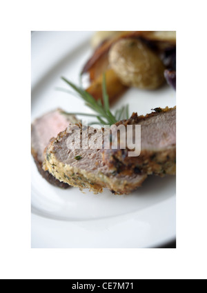 Slow Roasted Pork Chop mit Fenchel und Knoblauch Kartoffeln Stockfoto