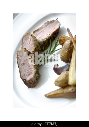 Slow Roasted Pork Chop mit Fenchel und Knoblauch Kartoffeln Stockfoto