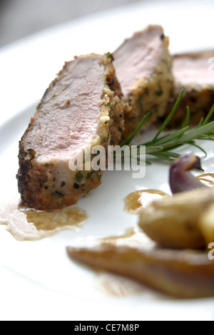 Slow Roasted Pork Chop mit Fenchel und Knoblauch Kartoffeln Stockfoto