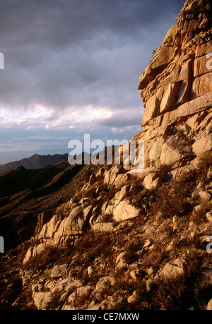 SANDIA BERGE GESEHEN VON AERIAL TRAM IN DER NÄHE VON CIBOLA NATIONAL FOREST, ALBUQUERQUE, NEW MEXICO Stockfoto