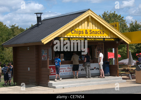 Ein Chip und Snack-Bar in der Autobahnraststätte Aires de service du Centre De La France auf Autoroute A71. Stockfoto