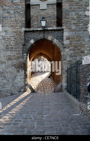 La Porte de Nevers (Nevers Gate) Saint-Valery-Sur-Somme. Das Tor in die Altstadt. Entrez Dans la Cité Médiévale. Stockfoto