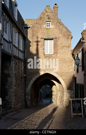 La Porte de Nevers (Nevers Gate) Saint-Valery-Sur-Somme. Das Tor in die Altstadt. Entrez Dans la Cité Médiévale. Stockfoto