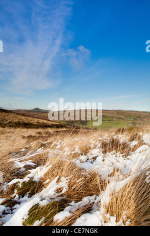 Blick vom The Roaches Ridge in Richtung Rücken Wald mit Shuttlingsloe Hügel am Horizont, Moorlandschaften Staffordshire UK Stockfoto