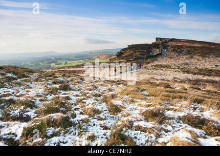 Wanderer auf Rotaugen Ridge, hinten Wald, Staffordshire Moorlandschaften, Peak District National Park, England, UK Stockfoto