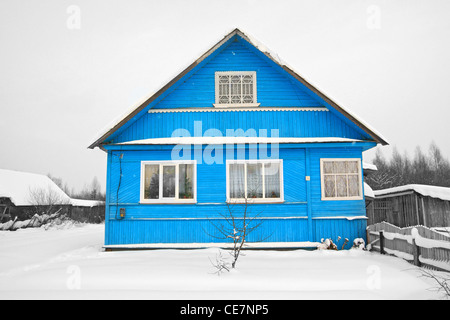 blauen Haus unter weißen Schnee Stockfoto