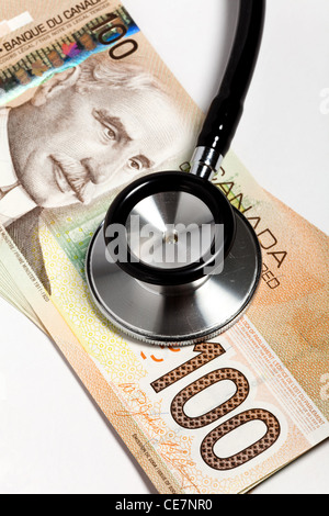 Stethoskop und kanadische Dollar, Konzept der finanziellen Gesundheit Stockfoto
