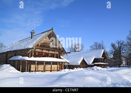 altes Holzhaus im Dorf Stockfoto