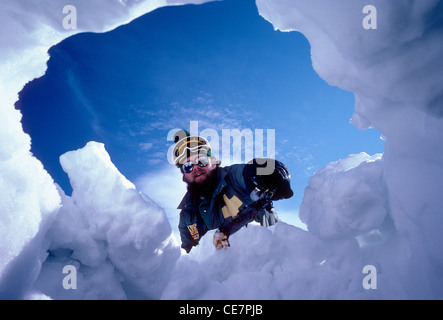 Ansicht des Retters, Ski Streifenpolizist von Verschütteten Skifahrer, verschütteten die Perspektive, warten auf Rettung unter dem Schnee. Stockfoto