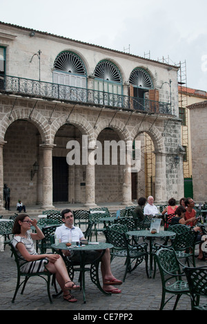 Palacio de Los Marqueses de Arcos, XVIII Jahrhundert. Havanna Vij Menschen eine Pause im Café in Plaza de Catedral Stockfoto