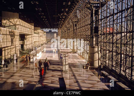 Sonne-Ströme durch die Fenster der Javitz Center, Manhattan, New York City, New York, USA Stockfoto