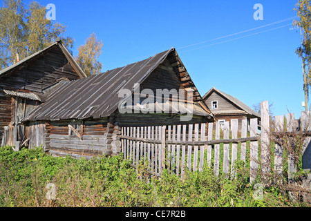 altes Holzhaus im Dorf Stockfoto