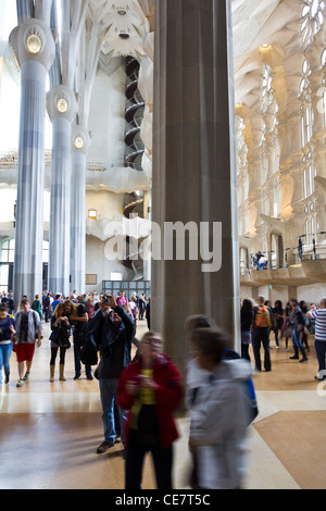 Touristen, die inneren Säulen der Kathedrale von Gaudi, die Sagrada Familia anzeigen Stockfoto