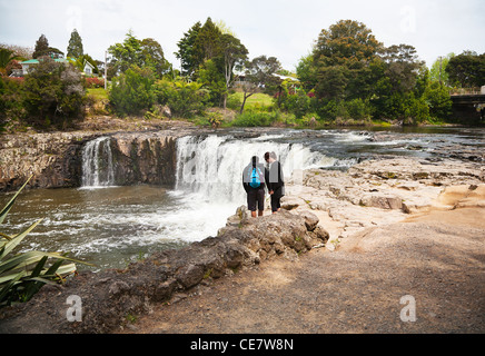 Ein paar betrachten die Haruru Falls, Waitangi Fluss, Northland, Nordinsel, Neuseeland. Stockfoto