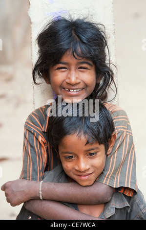 Glücklich Arm indische Bettler Mädchen und jungen. Andhra Pradesh, Indien Stockfoto