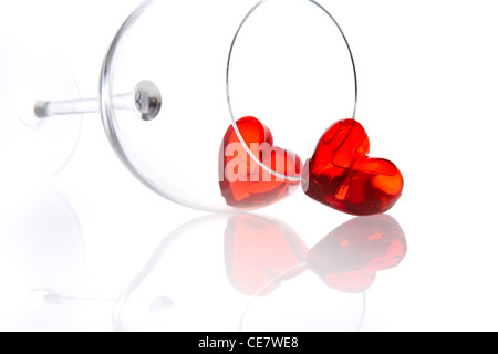 Rote Jelly Herzen im Glas Wein. Stockfoto