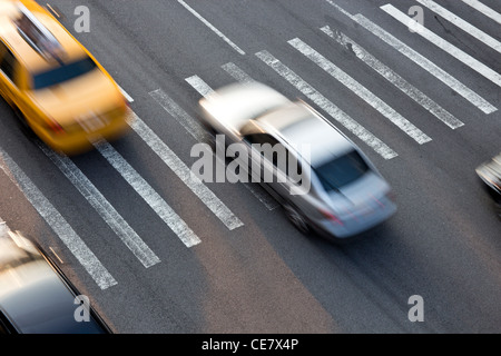 Verkehr von New York einen Zebrastreifen überqueren Stockfoto