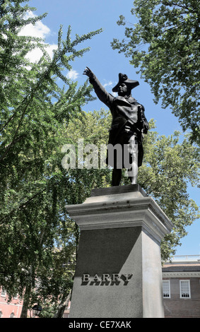 Statue von John Barry "Der Vater der amerikanischen Marine" in Philadelphia vor dem Eingang zum Independence Hall Stockfoto