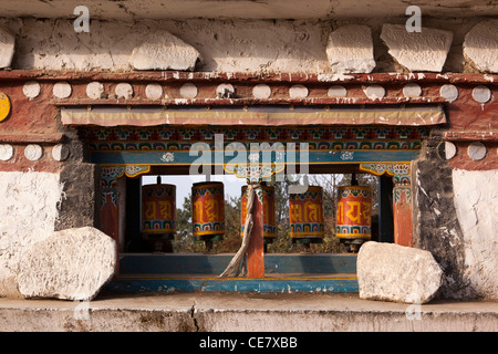 Indien, Arunachal Pradesh, Tawang Tal, am Straßenrand Gebetsmühlen und Mani-Steinen am Fuße des Sela Passstrasse Stockfoto