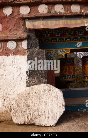 Indien, Arunachal Pradesh, Tawang Tal, am Straßenrand Mani-Stein und Gebetsmühle am Fuß von Sela Pass Stockfoto