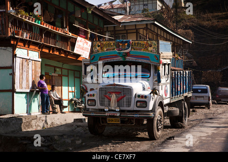 Indien, Arunachal Pradesh, Tawang, Jang, dekoriert LKW geparkt im Dorfzentrum Stockfoto