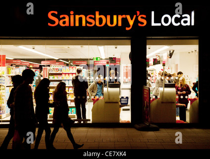 Besucher ihrer lokalen Sainsburys, Cambridge, UK Stockfoto