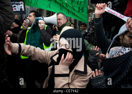 Schlägereien ausbrechen bei Stop The War Demonstration an der US-Botschaft in London. Freien Iran und anderen Demonstranten Kundgebung gegen. Stockfoto