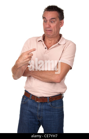 Attraktive Mitte Alter Mann starrt entsetzt auf etwas am Ende seines Fingers Stockfoto