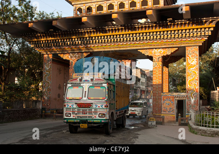 LKW über den indischen-Bhutan Grenzübergang Tor von Bhutan aus Jaigoan, West Bengalen, Indien, in Phuentsholing, Bhutan Stockfoto