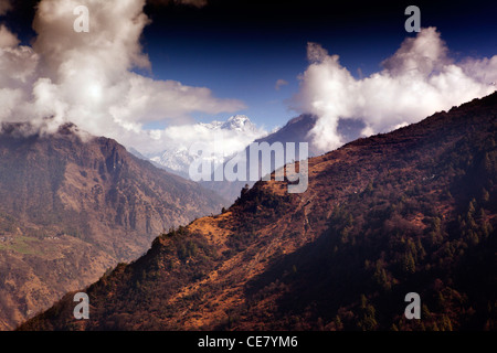 Indien, Arunachal Pradesh, Tawang Talblick von Schnee bedeckt Himalaya-Gipfel von Jang Stockfoto