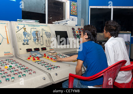 Manager am Steuerpult in der Leitwarte des Unternehmens Ferrolegierungen Ugen Ferro-Legierungen Pvt. Ltd., Phuentsholing, Bhutan Stockfoto