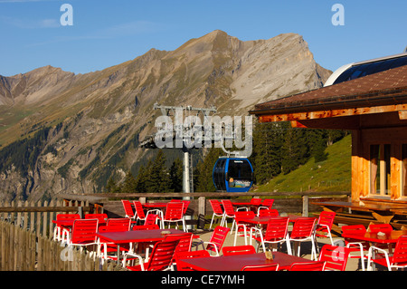 Freie Tische im Restaurant von der oberen Seilbahnstation am See Oeschinensee, Kandersteg, Schweiz Stockfoto