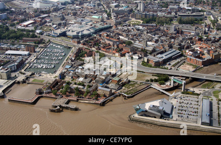 Luftaufnahme von Hull von der Humber-Mündung, die die Deep und Hull Marina und das Stadtzentrum zeigt Stockfoto