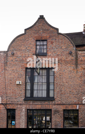 Krone und Vertrag mittelalterlichen London Pub, Uxbridge, Hillingdon, Middlesex, London, England Stockfoto