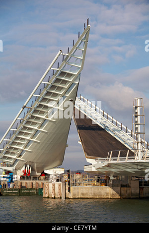 Prüfung der Öffnung der neuen twin Segel anheben Brücke über den Hafen von Poole in Poole, Dorset, Großbritannien mit dem Lastkahn durch - 2 Segel Brücke, Klapp Stockfoto