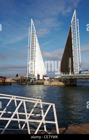 Prüfung der Öffnung der neuen twin Segel anheben Brücke über den Hafen von Poole in Poole, Dorset, Großbritannien mit dem Lastkahn durch - 2 Segel Brücke, Klapp Stockfoto