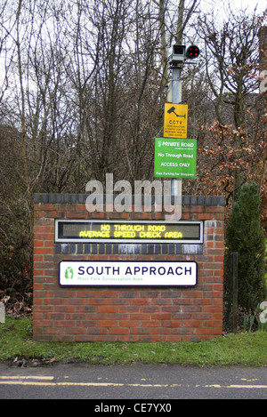 Eine CCTV-Kamera und Speed Limit Warnung in das Straßenschild auf private Straße gebaut, Moor Park, Rickmansworth, Hertfordshire, England Stockfoto