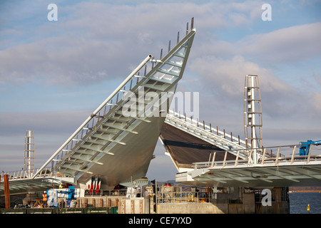 Prüfung der Öffnung der neuen twin Segel anheben Brücke über den Hafen von Poole in Poole, Dorset, Großbritannien mit dem Lastkahn durch - 2 Segel Brücke, Klapp Stockfoto