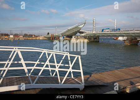 Prüfung der Öffnung der neuen twin Segel anheben Brücke über den Hafen von Poole in Poole, Dorset, Großbritannien mit dem Lastkahn durch - 2 Segel Brücke, Klapp Stockfoto