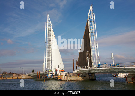 Prüfung der Öffnung der neuen twin Segel anheben Brücke über den Hafen von Poole in Poole, Dorset, Großbritannien mit dem Lastkahn durch - 2 Segel Brücke, Klapp Stockfoto