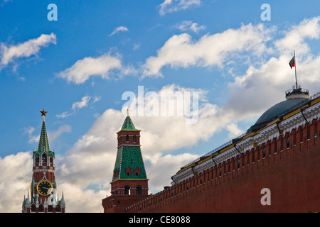 Moskauer Kreml: Die Wand, Spassky (links) und Senat (rechts) Türme, Senatsgebäude Kuppel Stockfoto