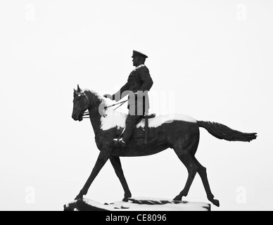 Denkmal für Marschall Georgy Zhukov in Manege-Platz in Moskau, Russland. Isolierte schwarz-weiß Fotografie Stockfoto